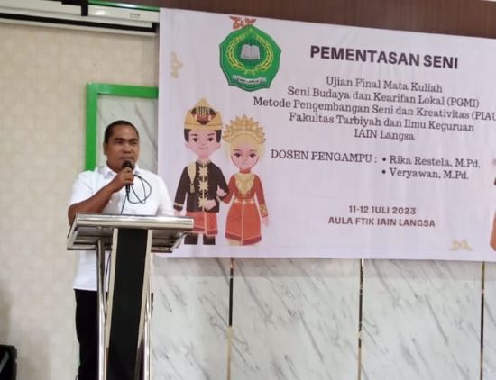 Dekan Fakultas Tarbiyah dan Ilmu Keguruan (FTIK) Institut Agama Islam IAIN Langsa Dr. Amiruddin Yahya Azzawiy, MA saat membuka acara Pementasan Seni di kampus setempat, Selasa (11/7). Waspada/dede