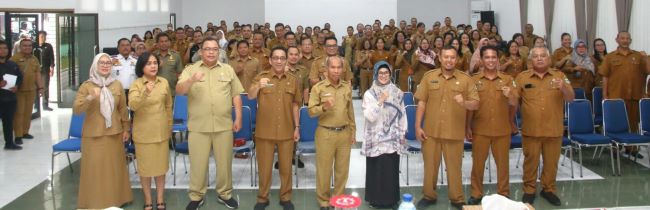 Wali Kota Susanti Dewayani (empat kanan depan) pose bersama perangkat daerah Pemko Pematangsiantar saat sosialisasi kepada seluruh perangkat daerah (pengguna anggaran) di ruang serbaguna Pemko, Jl. Merdeka, Selasa (11/7).(Waspada-Ist).