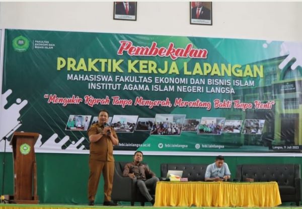 Tampak Zulhadisyah saat memberikan motivasi kepada ratusan mahasiswa FEBI IAIN Langsa, di Auditorium Laboratorium terpadu IAIN Langsa, Selasa (11/7). Waspada/Ist.