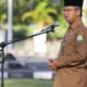 Asisten Administrasi Umum Sekda Aceh, Dr. H. Iskandar AP, S.Sos, M.Si, memberikan arahan saat memimpin apel pagi di lingkup Setda Aceh dan BPKA di halaman Kantor Gubernur Aceh, Senin (3/7). (Waspada/Zafrullah)
