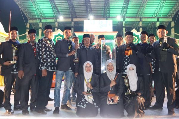 Kepala Dinas Syariat Islam Aceh Besar, Rusdi foto bersama para kafilah setelah berhasil meraih juara umum pada MTQ di Kabupaten Bener Meriah beberapa waktu yang lalu. (Waspada/Ist)