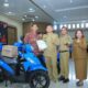 Bupati Labura bersama wakilnya dan Kadis PPKB Labura menyerahkan sepeda motor kepada PLKB Labura pada acara Harganas ke 30, Selasa (11/7). Waspada/dok. Diskominfo Labura
