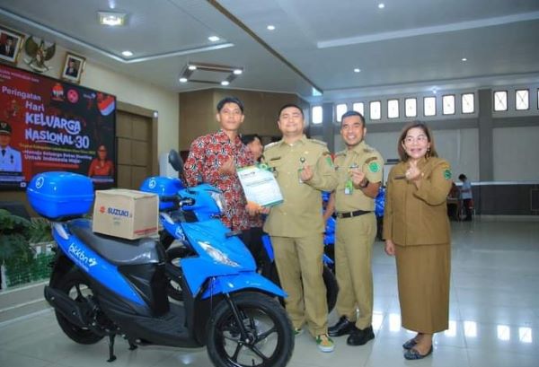 Bupati Labura bersama wakilnya dan Kadis PPKB Labura menyerahkan sepeda motor kepada PLKB Labura pada acara Harganas ke 30, Selasa (11/7). Waspada/dok. Diskominfo Labura