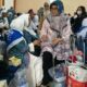Wali Kota Susanti Dewayani (kanan) menjenguk jamaah haji asal Kota Pematangsiantar di Asrama Haji Pangkalan Masyhur, Kota Medan, Selasa (11/7).(Waspada-Ist).