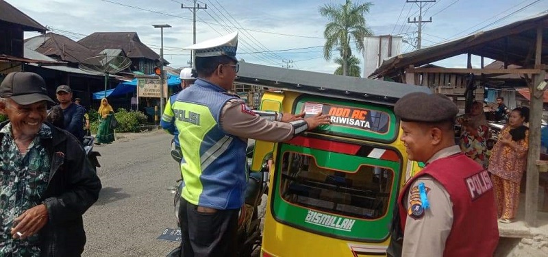 Operasi Patuh Toba 2023 di pasar tumpah Sihepeng, Kec. Siabu, Kab. Madina, dengan mengedepankan persuasif dan melakukan sosialisasi tertib berlalu lintas. Waspada/Ist