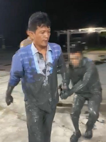 Pelaku curas, Ar, saat digelandang Tim Opsnal Polsek Labuhanruku menuju kamar tahanan. Waspada/Ist