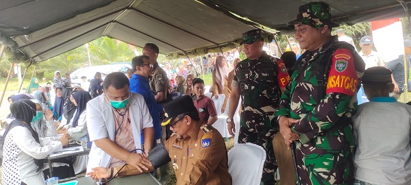 Pj Wali Kota Langsa, Ir Said Mahdum Majid didampingi Danrem 011/Lilawangsa, Kolonel Kav Kapti Hertantyawan, SH, Komandan Kodim 0104/Aceh Timur, Letkol Inf Tri Purwanto, S.I.P saat melakukan pemeriksaan kesehatan di lokasi TMMD ke-117 Kodim 0104/Atim di Gp. Sukajadi Kebun Ireng, Kecamatan Langsa Lama, Rabu (12/7). Waspada/dede