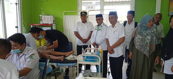 Dari kiri Kepala Desa Ganting, M. Joni. Sekretaris Baitul Mal Simeulue, Khairul Amin. Camat Simeulue Timur, Ali Afwan. Paling Kanan Kepala Puskesmas Kuala Makmur, Marnita, MKM disela pelaksanaan kegiatan khitanan yang diselenggarakan oleh Baitul Mal Simeulue di Puskesmas Kuala Makmur, Rabu (12/7) Waspada/Rahmad.