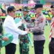 Bupati Simalungun Radiapoh H Sinaga menyerahkan peralatan kerja kepada personel TNI/Polri dalam rangkaian kegiatan pembukaan TMMD TA 1023 di lapangan Panei Tongah, Rabu (12/7).(Waspada/ist).