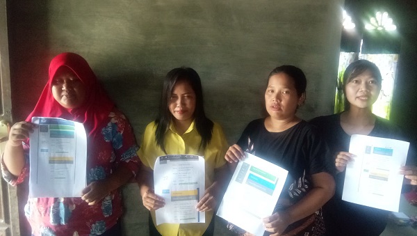WALI murid perlihatkan foto copy beranda penyaluran PIP siswa SDN 056645 Alur Merbau, Desa Tanjung Pasir, yang dananya sudah ditarik dari BRI, namun tak diserahkan kepada siswa yang berhak. Waspada/Asrirrais
