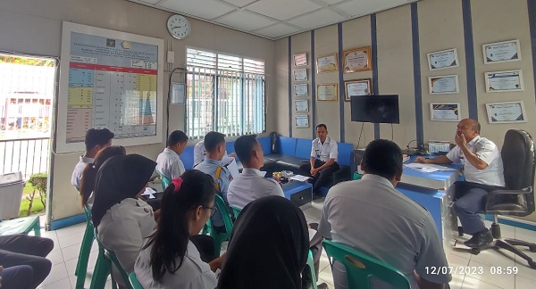Rumah Tahanan Negara (Rutan) Klas IIB Tarutung rapat dinas pembentukan dan penyusunan panitia kegiatan Hari Dharma Karya Dhika (HDKD) tahun 2023 di ruang kerja Kepala Rutan Tarutung, Rabu (12/7). Waspada/ist