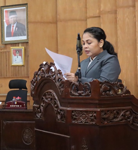 SEKRETARIS Partai Golkar DPRD Kabupaten Batubara Rizky Aryetta, S.ST saat menyampaikan pandangan umum fraksi terhadap nota KUA - PPAS R-APBD tahun 2024.Waspada/Iwan Has