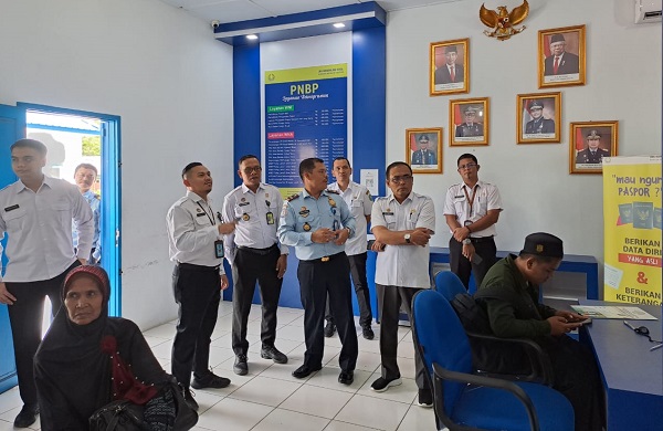 Tim Direktorat Jenderal Imigrasi melakukan verifikasi dan monitoring di Unit Kerja Kantor (UKK) Imigrasi kelas II TPI Sibolga, di Mandailing Natal. Waspada/Ist