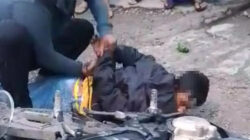 Pembawa diduga Narkoba jenis ganja diikat tangannya, di kerumunan jalan raya. Jadi tontonan banyak orang. Waspada/Ist
