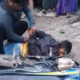 Pembawa diduga Narkoba jenis ganja diikat tangannya, di kerumunan jalan raya. Jadi tontonan banyak orang. Waspada/Ist