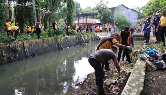 Polres Binjai Bersihkan Sungai Bangkatan