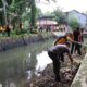 Terlihat personel Polres Binjai dan anggota BPBD serta masyarakat sedang melakukan pembersihan aliran Sungai Bangkatan (Waspada/Ist).