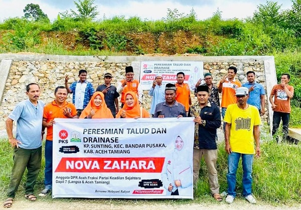 Anggota DPR Aceh dari Fraksi PKS dari Dapil 7 (Langsa & Aceh Tamiang), Nova Zahara meresmikan penggunaan talud dan drainase yang telah selesai pembangunan beberapa waktu lalu di jalan Kampung Sunting, Kec. Bandar Pusaka, Kab. Aceh Tamiang, Kamis (13/7). Waspada/ist
