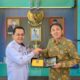 Plh.Wali Kota Banda Aceh Amiruddin menyerahkan plakat kepada Konsul Jenderal Jepang Mr.Takonai Susumu di Balaikota, Rabu (12/07/23). Waspada/T.Mansursyah)