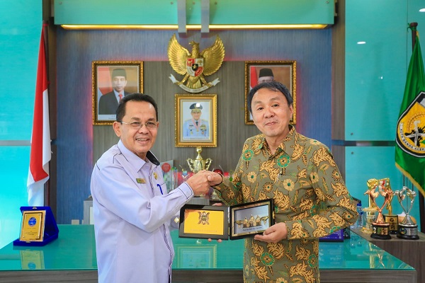 Plh.Wali Kota Banda Aceh Amiruddin menyerahkan plakat kepada Konsul Jenderal Jepang Mr.Takonai Susumu di Balaikota, Rabu (12/07/23). Waspada/T.Mansursyah)