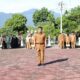 Peserta Apel Gabungan OPD dalam rangka Hari Kelautan Nasional Tahun 2023 di halaman Kantor Bupati Aceh Besar, Senin (3/7). (Waspada/Zafrullah)