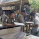 Personel Satpol PP Aceh Besar memberikan surat teguran ketiga kepada pemilik bangunan liar atau kios liar yang berada didepan toko dan di atas irigasi disepanjang jalan Muhammad Hasan, Darul Imarah, Aceh Besar, Rabu (12/7). (Waspada/Zafrullah)