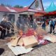 Kajari Palas Palas, Teuku Herizal SH MH bersama Plt Bupati Palas drg Ahmad Zarnawi Pasaribu CHt MM MSi membakar barang bukti dari 24 perkara tindak pidana umum. Kamis (13/7) (Waspada/Muhammad Satio)