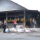 Personel TNI/Polri bersama masyarakat saat membersihkan sekitar lokasi Pusat Pasar Kota Langsa, Kamis (13/7). Waspada/dede