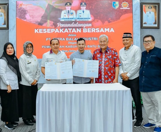 BUPATI Ir. H. Zahir, M.AP pada penandatanganan kesepakatan bersama (Mou) Pemkab Batubara dengan PT Mitra Balai Bersama salah satu perusahaan pupuk organik.Waspada/Iwan Has