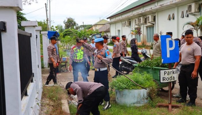Polres Aceh Tamiang Dan Warga Gotong Royong Bersihkan Sampah