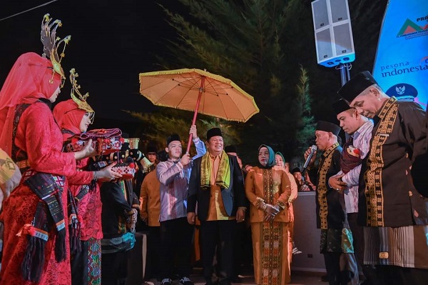 Wali Kota Irsan Nasution, Ketua TP PKK Derliana Irsan, Wakil Wali Kota Arwin Siregar dan Linda Arwin disambut secara adat pada malam pagelaran seni budaya Padangsidimpuan di PRSU. (Waspada/Sukri Falah Harahap)