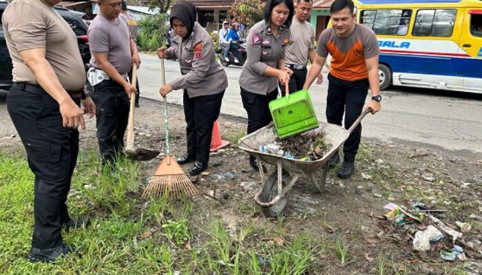 Peduli Lingkungan, Sat Lantas Polres Simalungun Bersihkan Sampah