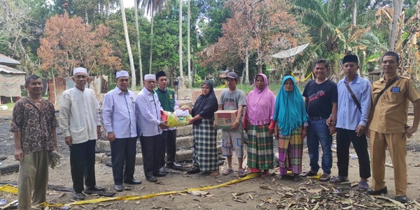 Baznas Palas bantu korban kebakaran di Desa Gunung Manaon, Kecamatan Huristak, Senin (3/7). (Waspada/Ist)