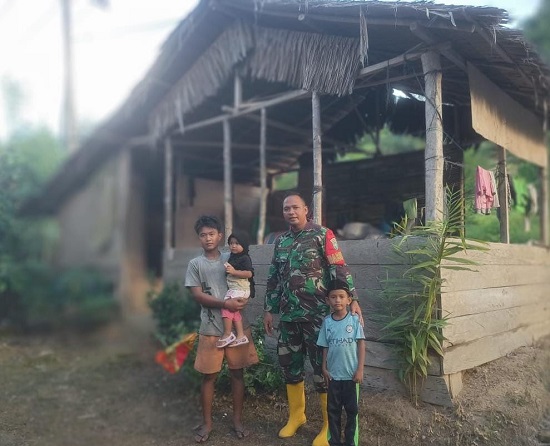 Koptu Ismail anggota Koramil 02/Karang Baru jajaran Kodim 0117/ Aceh Tamiang saat meninjau langsung kondisi gubuk tiga anak yatim tidak layak huni di Kampung Paya Tampah, Kecamatan Karang Baru, Aceh Tamiang. Waspada/Ist