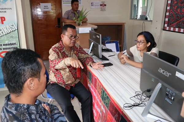 Bupati Toba, Poltak Sitorus saat melakukan sidak ke kantor Dinas PMPTSPKK Kabupaten Toba, Jumat (13/7). Waspada/Ist