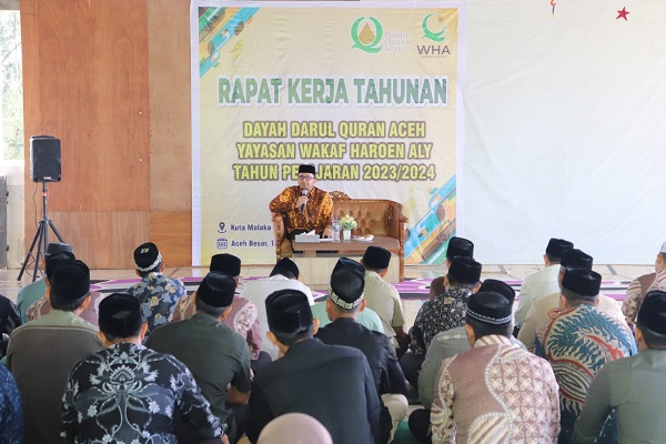 Direktur Dayah DQA Ustaz Hajarul Akbar, MA memberi arahan pada kegiatan Raker Tahunan Dayah DQA ,berlangsung (12-14/2023) di Aceh Besar.(Waspada/T.Mansursyah)