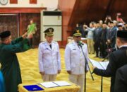 Pj.Gubernur Aceh Achmad Marzuki melantik Pj.Wali Kota Banda Aceh Amiruddin dan Pj.Bupati Aceh Utara Mahyuzar, berlangsung di Ajong Mon Mata, Kompleks Meuligoe Gubernur Aceh, Jumat (14/07/23) sore. (Waspada/T.Mansursyah)