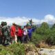 Pj Bupati Agara tinjau lokasi TMMD dan abrasi sungai peseluk pesimbe terlihat dalam gambar. Waspada/Ist.