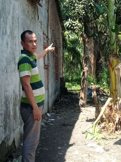 Pohon mangga lokasi W nekat mengakhiri hidup dengan gantung diri. Waspada/Darmawan.