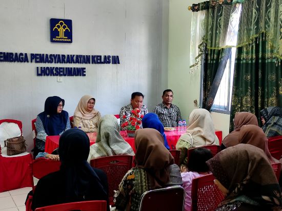 Plh. Kepala Kantor Wilayah Kementerian Hukum & HAM Aceh, Rakhmat Renaldy menyampaikan arahan kepada DWP Lapas Kelas IIA Lhokseumawe, Sabtu (15/7). (Waspada/ist)