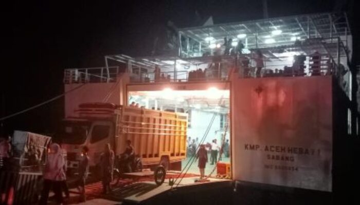 KMP Teluk Sinabang Rusak Di Tengah Laut, AH1 Kembali Berlayar