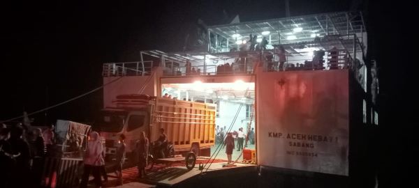 Proses ganti kapal di Pelabuhan Penyeberangan Kolok Sinabang dari KMP Teluk Sinabang ke Ferry KMP Aceh Hebat 1, Minggu (16/7) subuh. Waspada/Ist.
