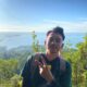 Tim pendaki gabungan Papila Asink saat mengabadikan keindahan alam dan gugusan pulau-pulau dari Puncak Gunung Tiusa, Kamis (16/7). WASPADA/dok.Papila,Fernando
