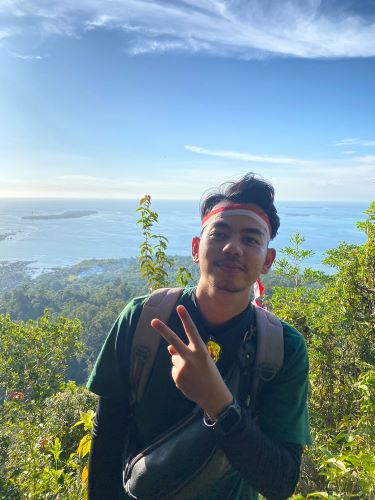 Tim pendaki gabungan Papila Asink saat mengabadikan keindahan alam dan gugusan pulau-pulau dari Puncak Gunung Tiusa, Kamis (16/7). WASPADA/dok.Papila,Fernando
