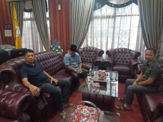 Pimpinan DPRK Aceh Tamiang saat memberikan keterangan kepada media terkait pengumuman kelulusan anggota KIP Aceh Tamiang periode 2023-2028.(Waspada/Yusri).