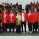 Wali Kota Susanti Dewayani (sepuluh kanan) pose bersama pengurus DPC GMNI Kota Pematangsiantar dan lainnya usai pelantikan pengurus DPC GMNI itu di ruang serbaguna Pemko, Jl. Merdeka, Sabtu (15/7).(Waspada-ist).
