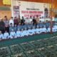 Pengurus Yayasan Wakaf Barbate Islamic City dan para tamu lainnya foto bersama dengan para santri baru di komplek Dayah Wakaf Barbate, Kebun Kurma, Blang Bintang, Aceh Besar, Sabtu (15/07/23). (Waspada/T.Mansursyah)