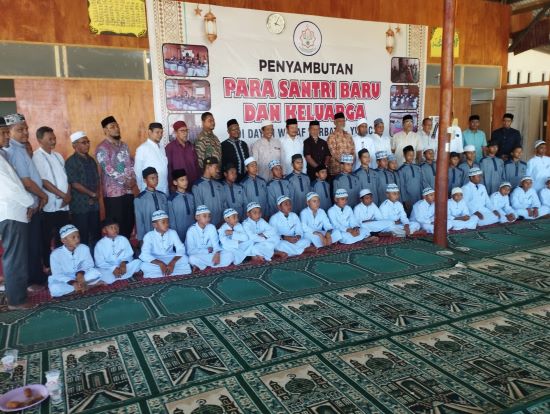 Pengurus Yayasan Wakaf Barbate Islamic City dan para tamu lainnya foto bersama dengan para santri baru di komplek Dayah Wakaf Barbate, Kebun Kurma, Blang Bintang, Aceh Besar, Sabtu (15/07/23). (Waspada/T.Mansursyah)