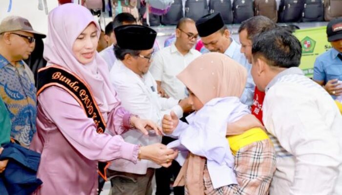 Pj Bupati Pidie Dan Bunda PAUD Ajak Anak Yatim Belanja Seragam Sekolah