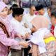 PASANG- Bunda PAUD Ny Suaidah Sulaiman bersama Pj Bupati Pidie Ir Wahyudi Adisiswanto M.S.i mencoba memasang seragam sekolah pada salah satu anak yatim di Pusat Perbelanjaan, Kota Sigli, Minggu (16/7) Waspada/Muhammad Riza